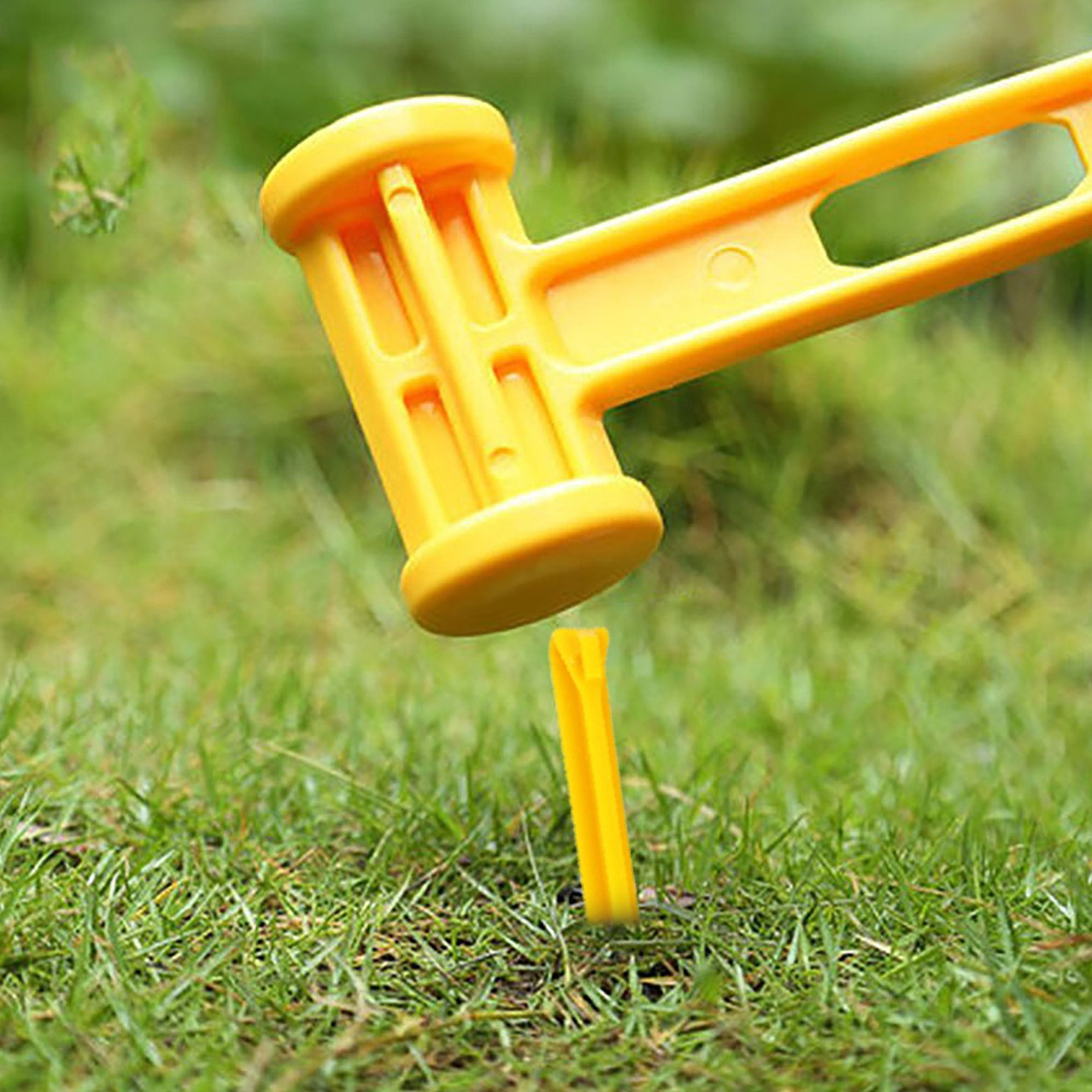 Wildtrak 7pc Plastic Pegs and Mallet Set