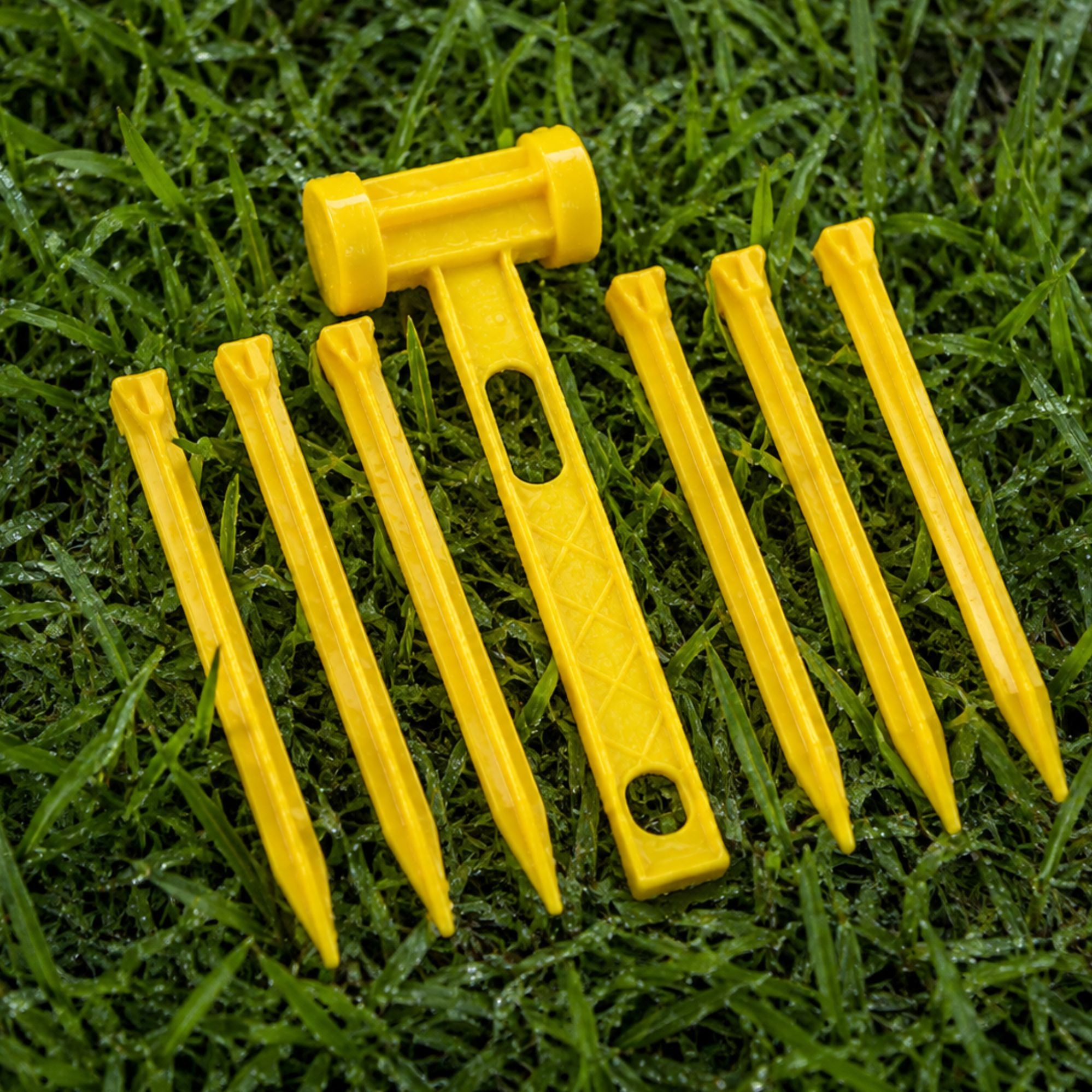 Wildtrak 7pc Plastic Pegs and Mallet Set