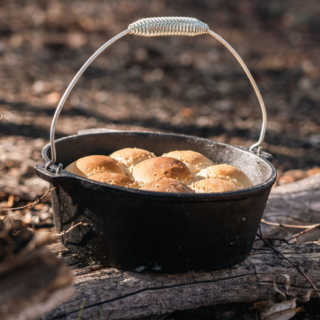 Wildtrak 4.5 Quart Heavy-duty Round Camp Oven Pre-Seasoned with Lip & Handle