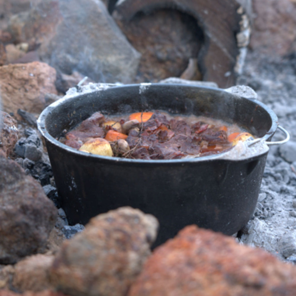 Wildtrak 4.5 Quart Heavy-duty Round Camp Oven Pre-Seasoned with Lip & Handle