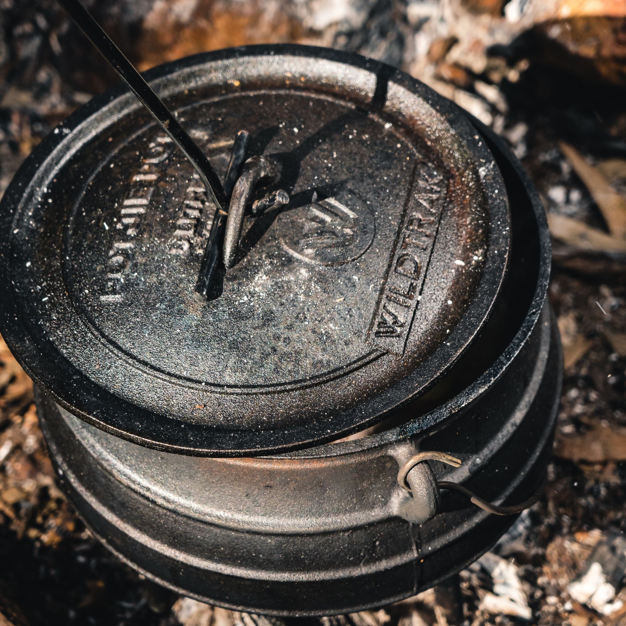 Wildtrak 8L Cast-Iron Pre-Seasoned Potjie Pot with 3 Feet, Spiral Bail Handle, and Wooden Box