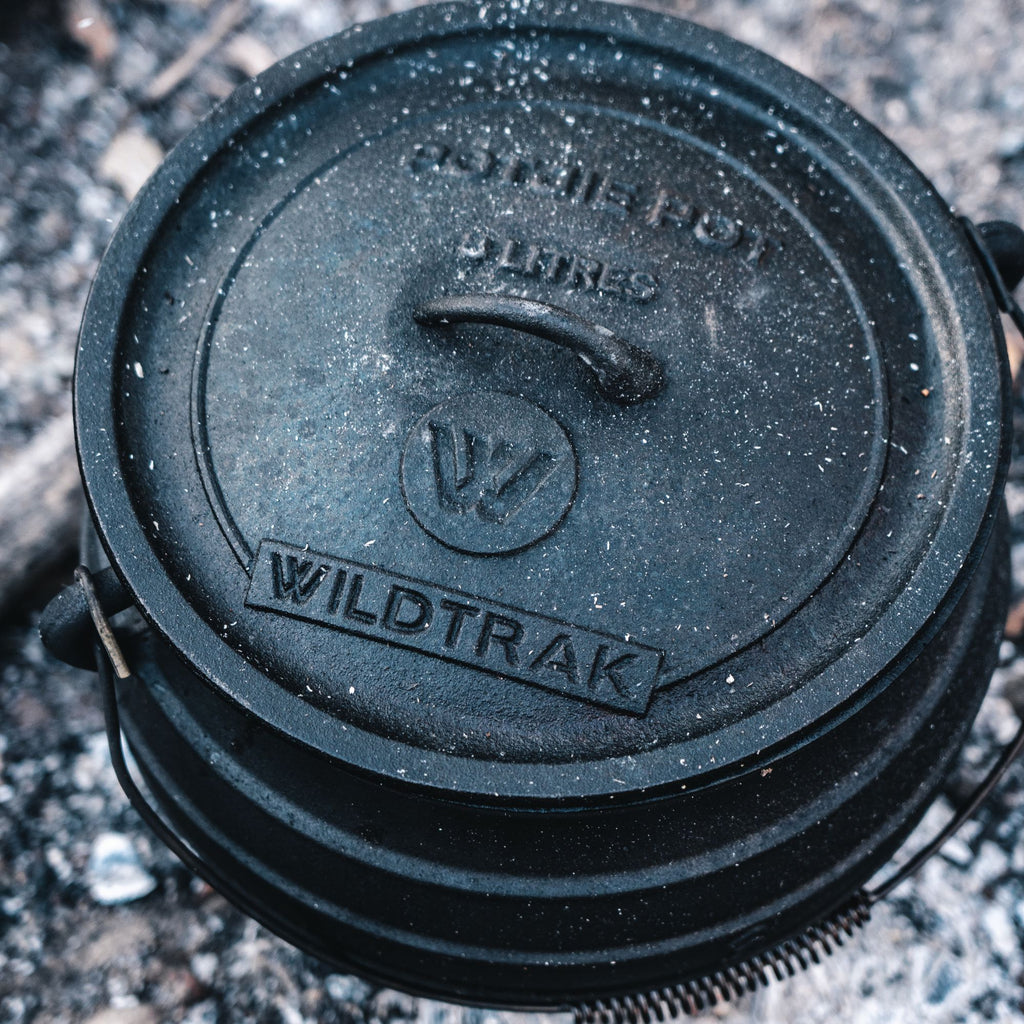 Wildtrak 8L Cast-Iron Pre-Seasoned Potjie Pot with 3 Feet, Spiral Bail Handle, and Wooden Box