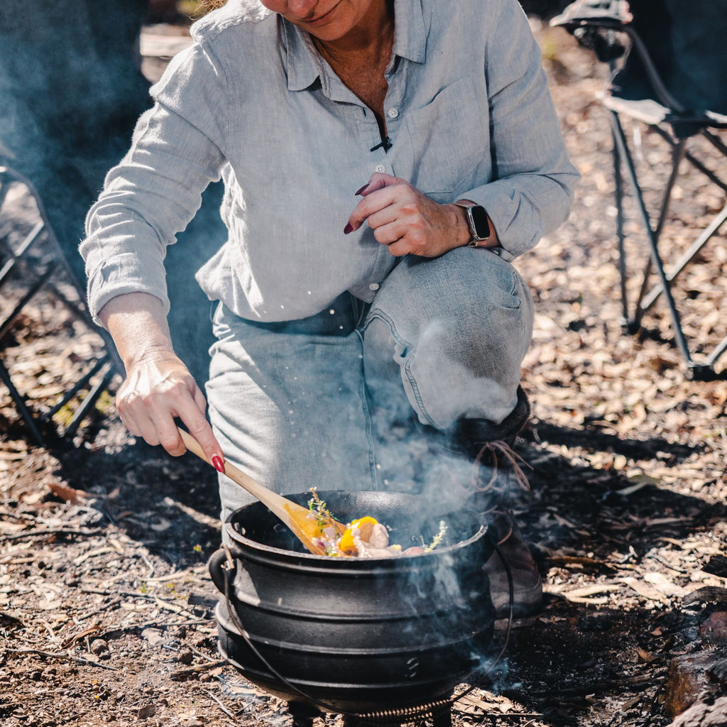 Wildtrak 8L Cast-Iron Pre-Seasoned Potjie Pot with 3 Feet, Spiral Bail Handle, and Wooden Box