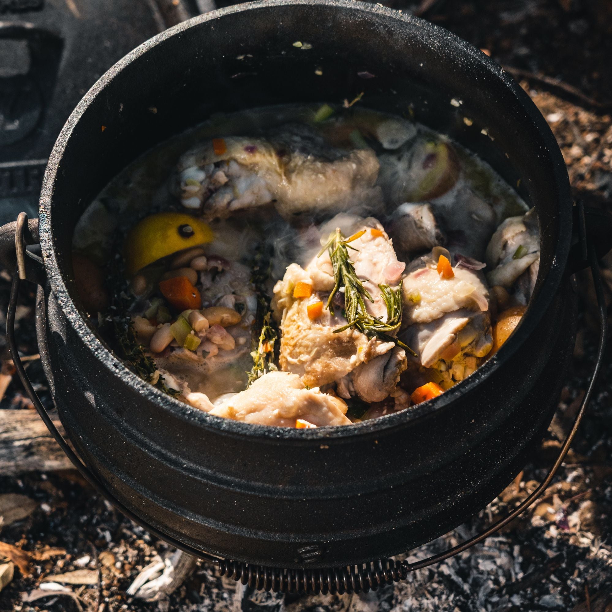 Wildtrak 8L Cast-Iron Pre-Seasoned Potjie Pot with 3 Feet, Spiral Bail Handle, and Wooden Box