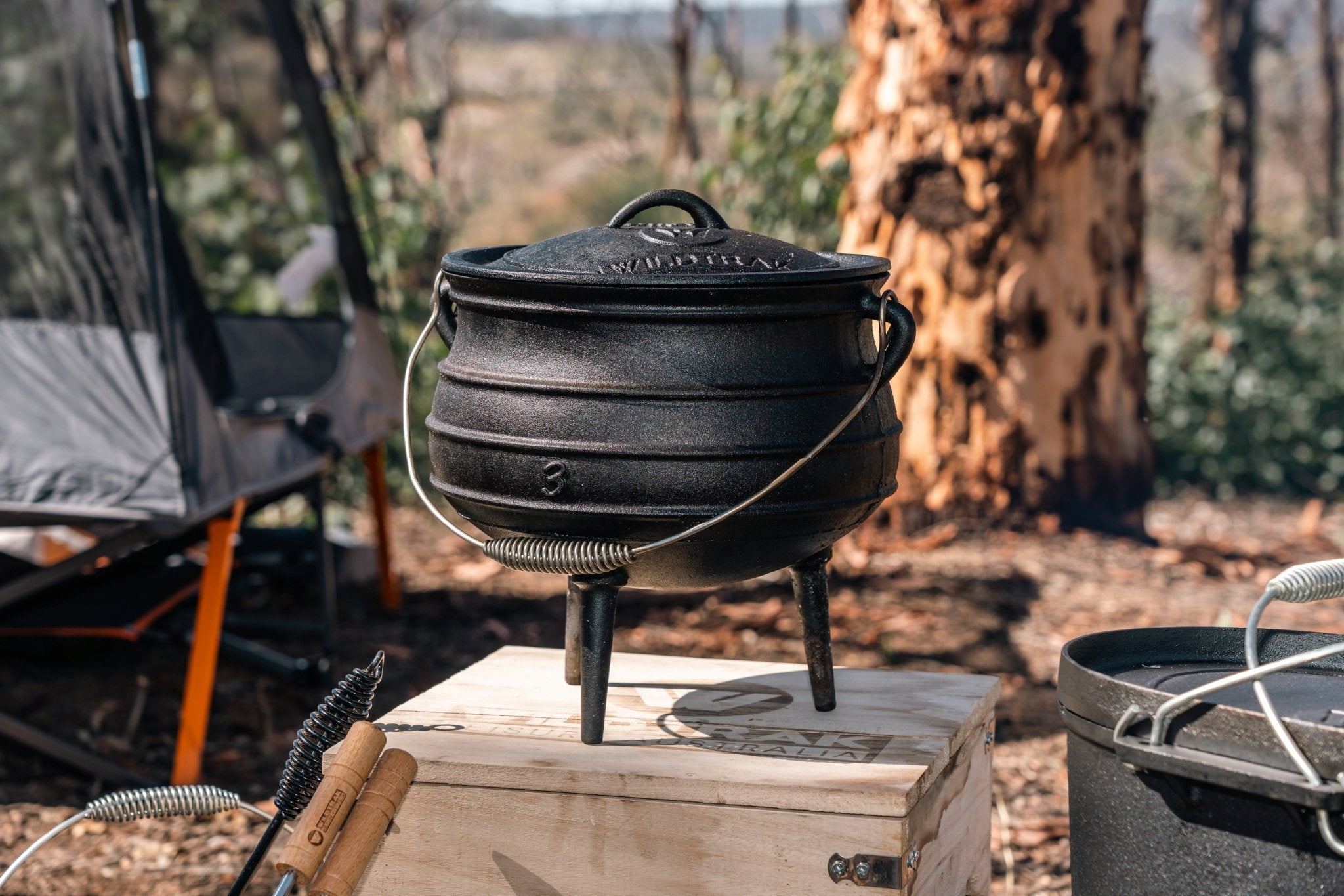 Potjie Pot Pre-Seasoned 8Litre Cast Iron with 3Feet, Spiral Bail Handle with Wooden Box with Handles