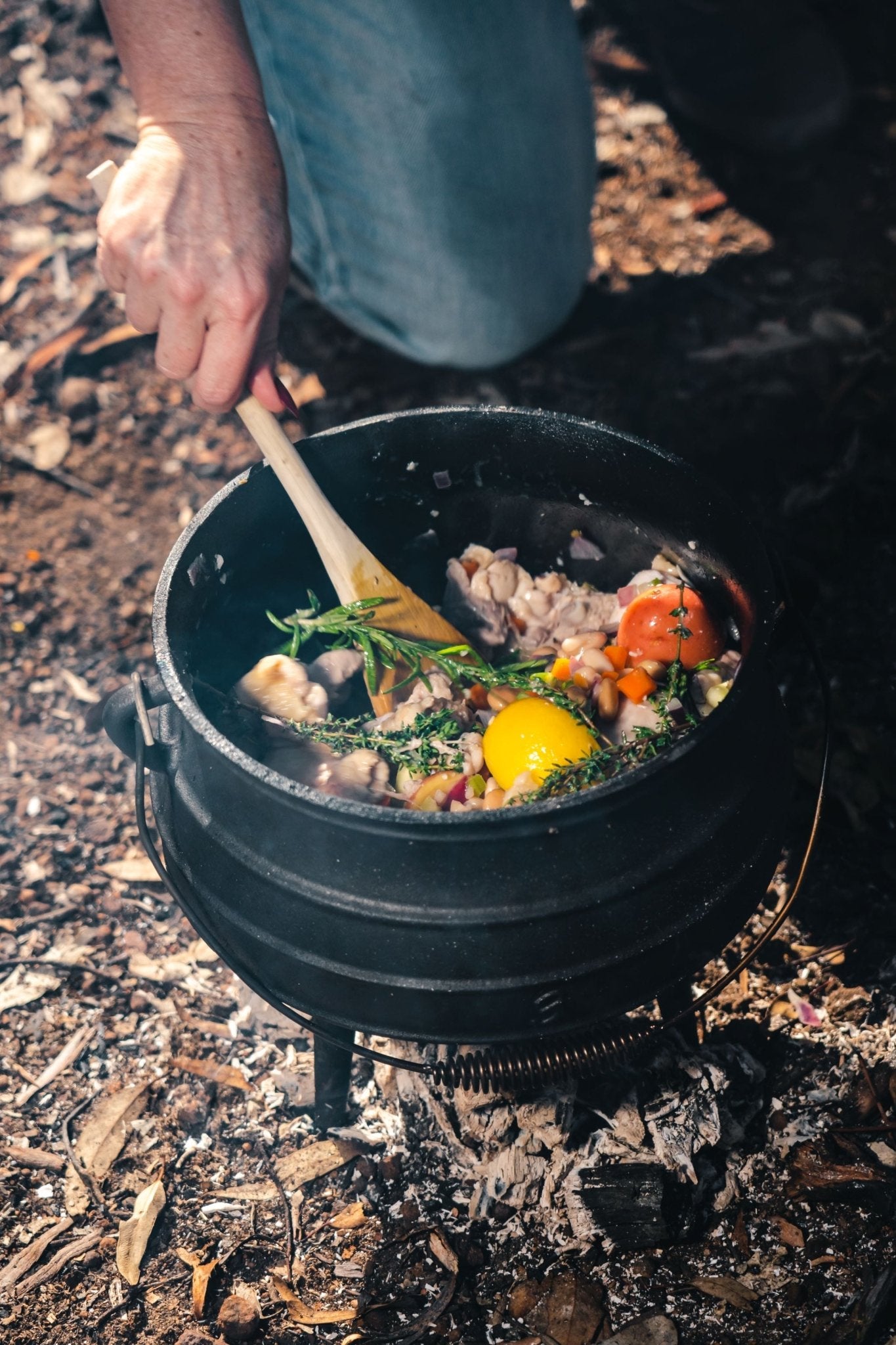 Potjie Pot Pre-Seasoned 8Litre Cast Iron with 3Feet, Spiral Bail Handle with Wooden Box with Handles