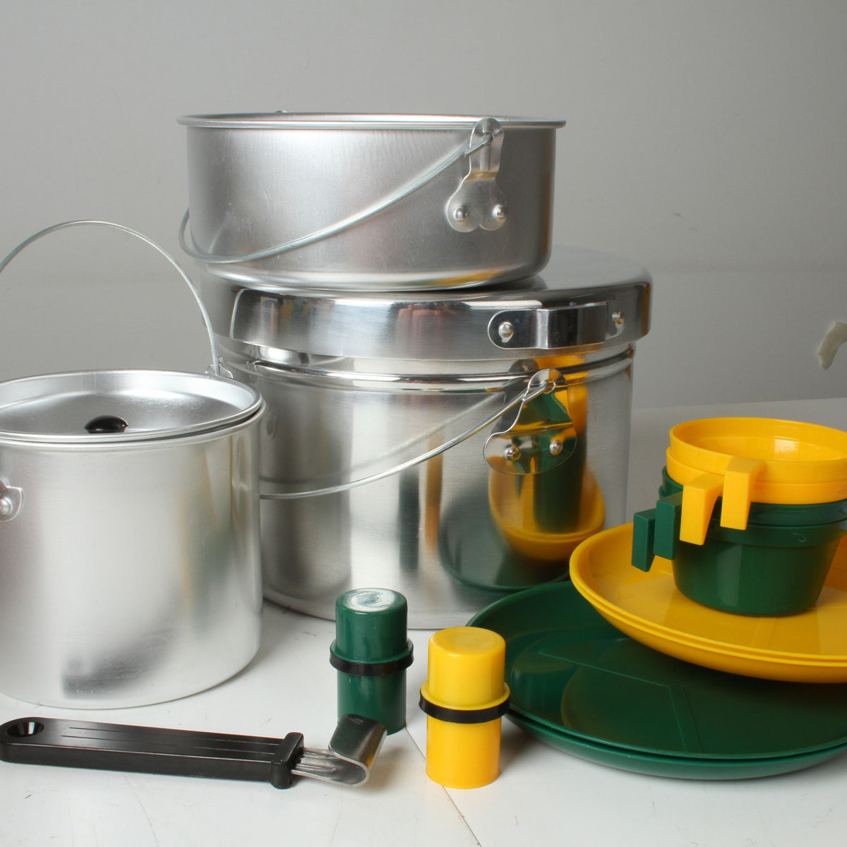 Wildtrak 4 Person 16 Piece Aluminium Mess Kit, Lightweight and Compact