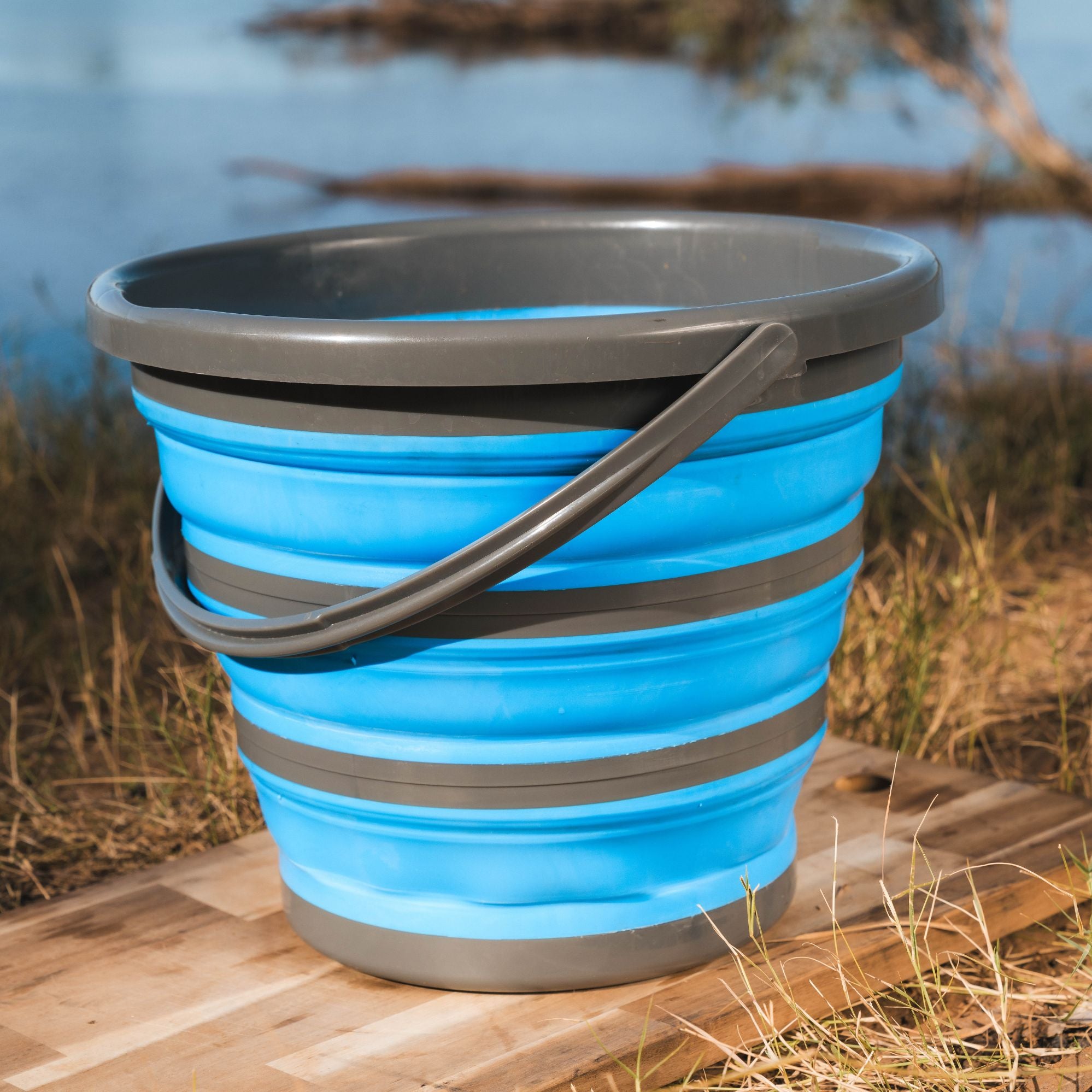 Wildtrak Collapsible 10 Litre Bucket with Handle 35x32x5.5cm