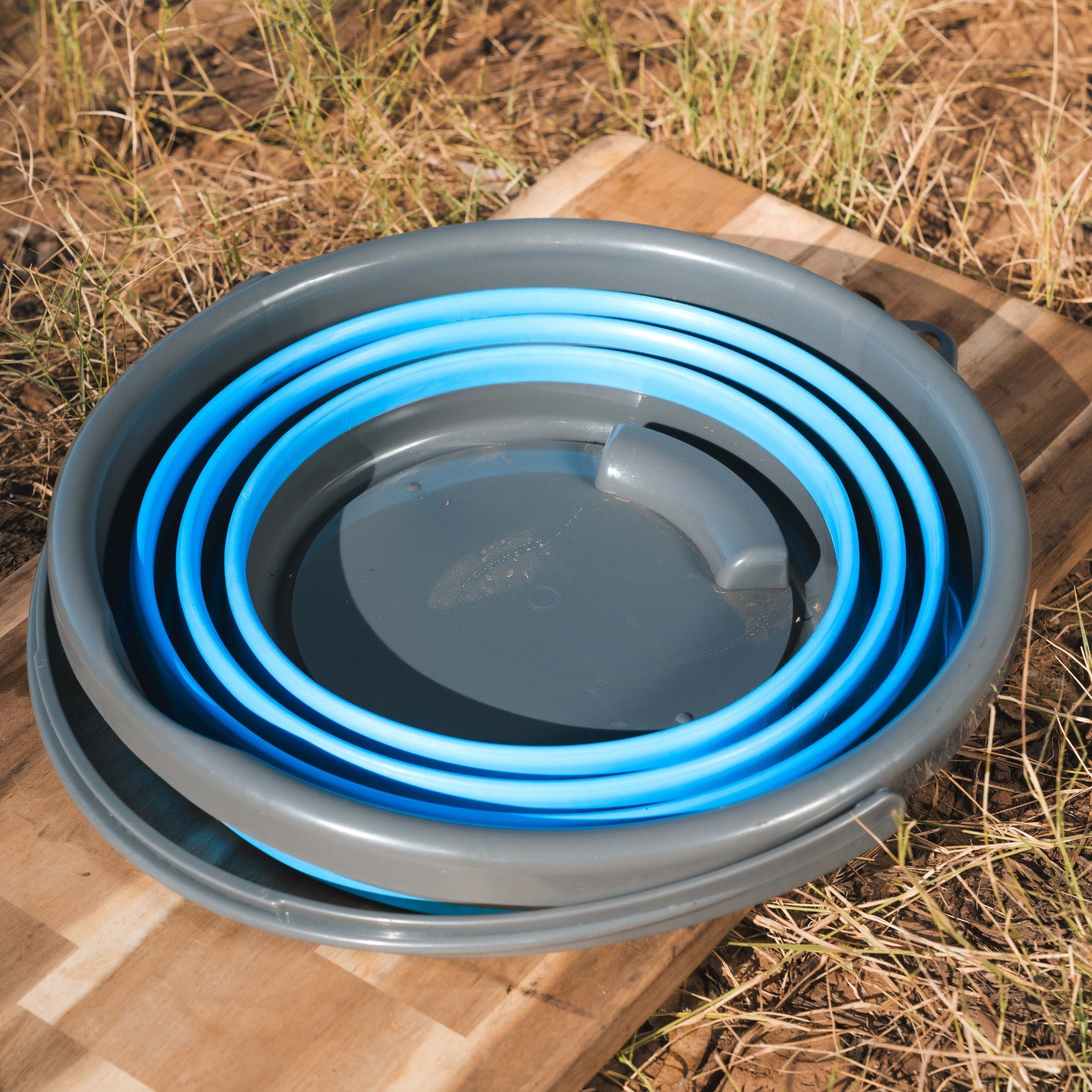 Wildtrak Collapsible 10 Litre Bucket with Handle 35x32x5.5cm