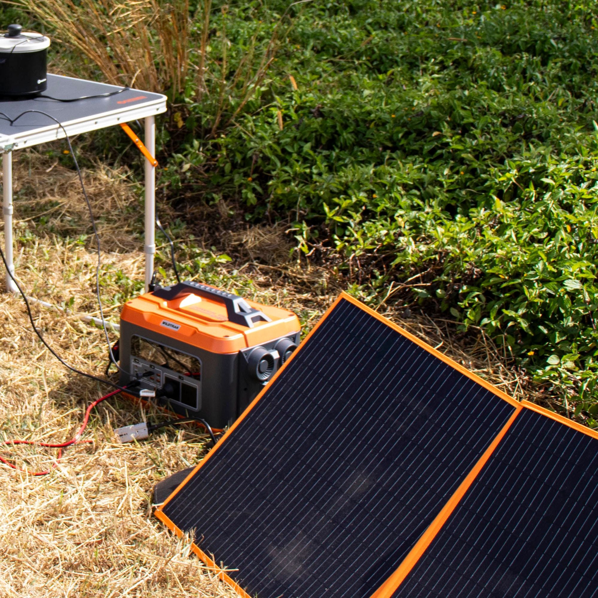 Wildtrak Power Tank Pro 2400 157Ah Power Station & 300W Solar Blanket Bundle