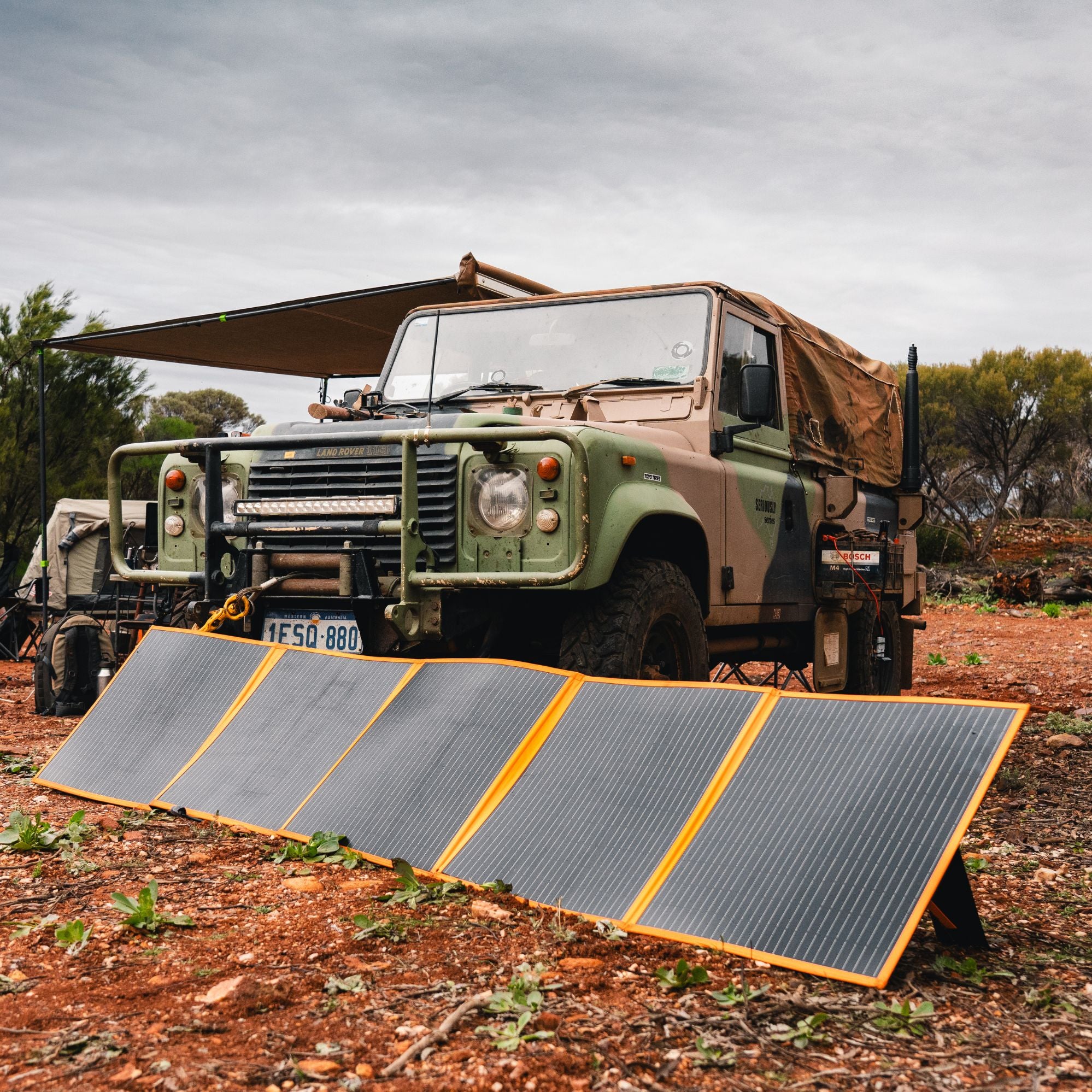 Wildtrak Power Tank Pro 2400 157Ah Power Station & 300W Solar Blanket Bundle