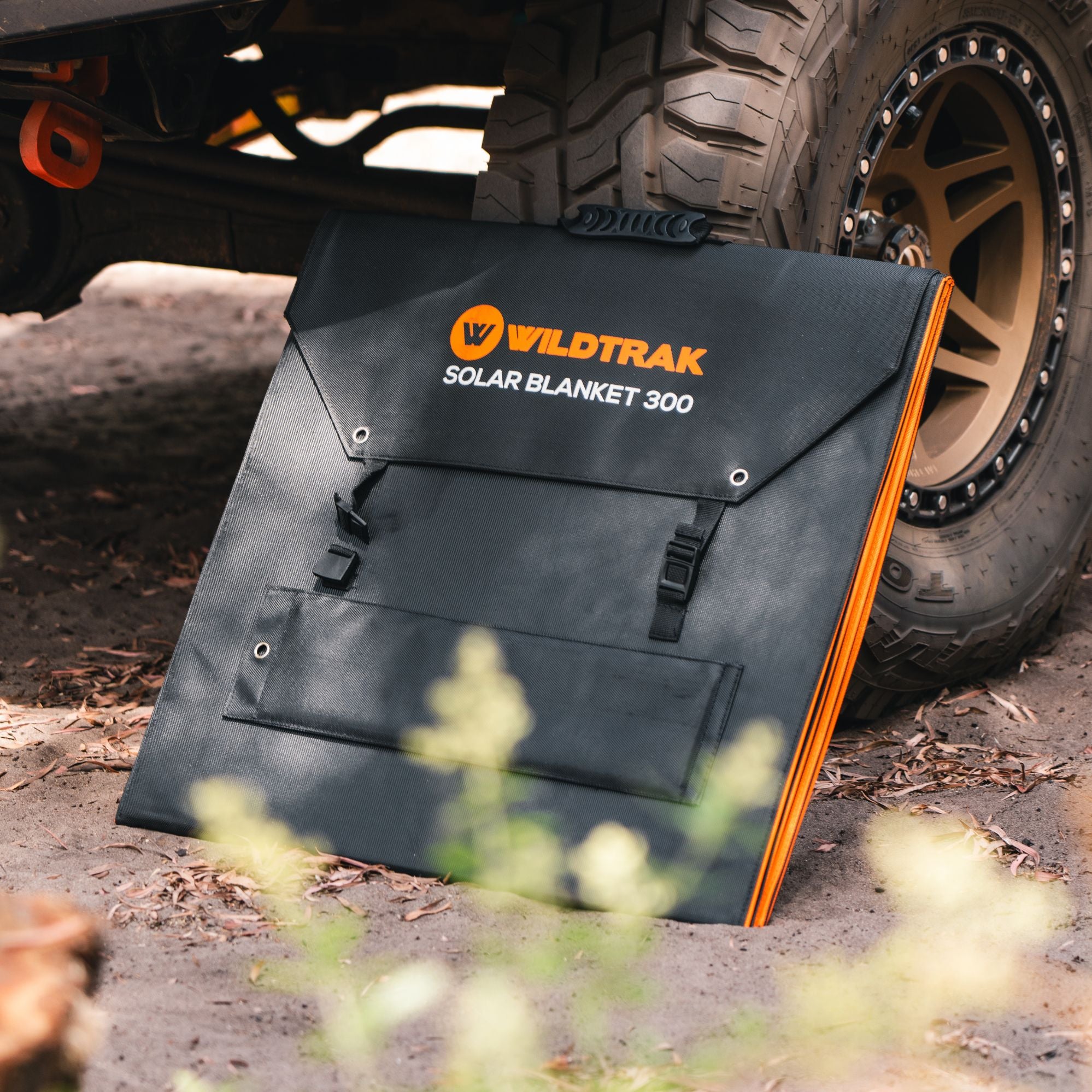 Wildtrak Power Tank Pro 2400 157Ah Power Station & 300W Solar Blanket Bundle