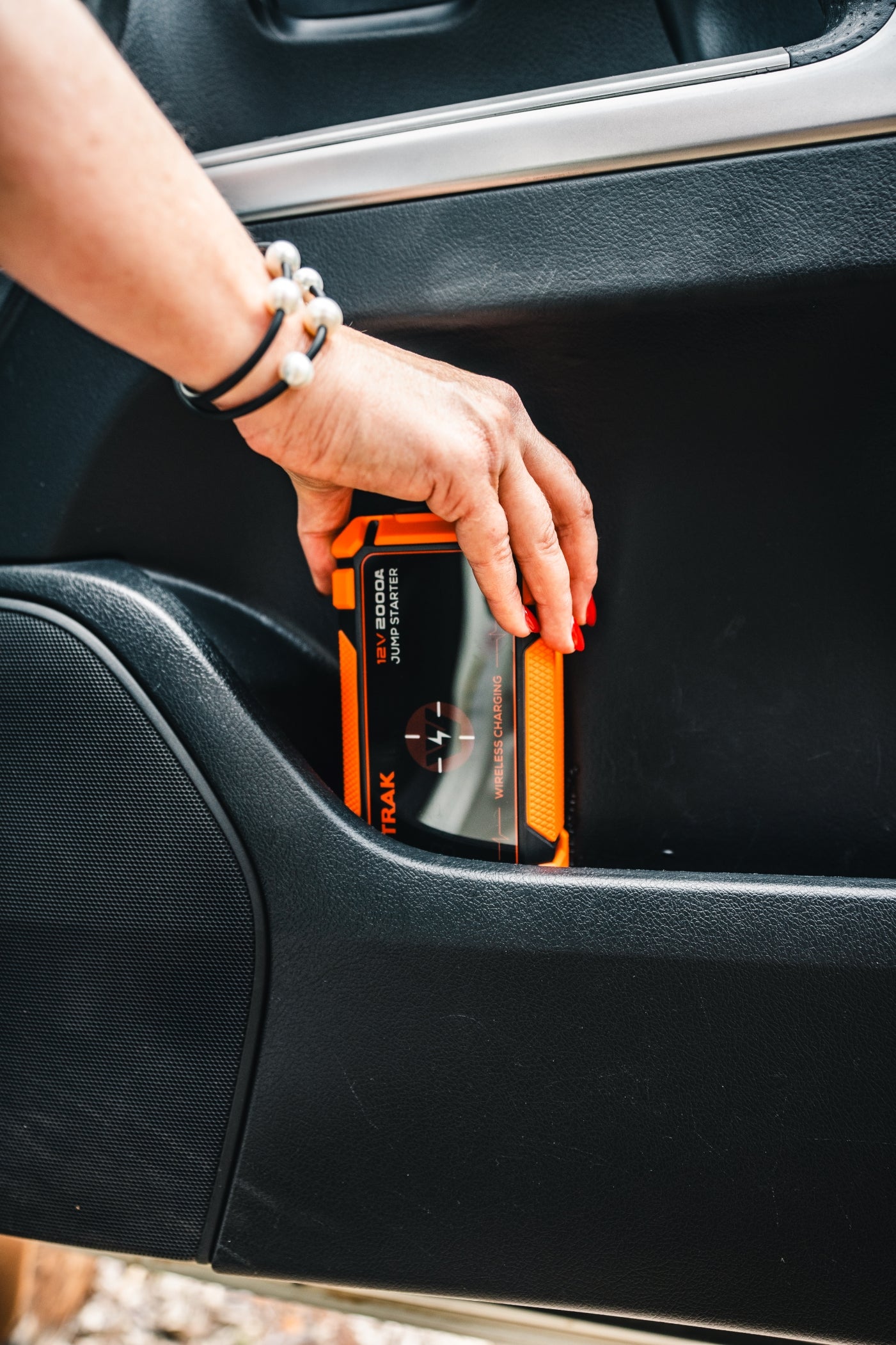 Wildtrak™ Heavy-Duty 2000A 16KMAH HP Lithium Car & 4WD Jump Starter Power Bank (Petrol & Diesel) with Case, USB C Port & Wireless Charging