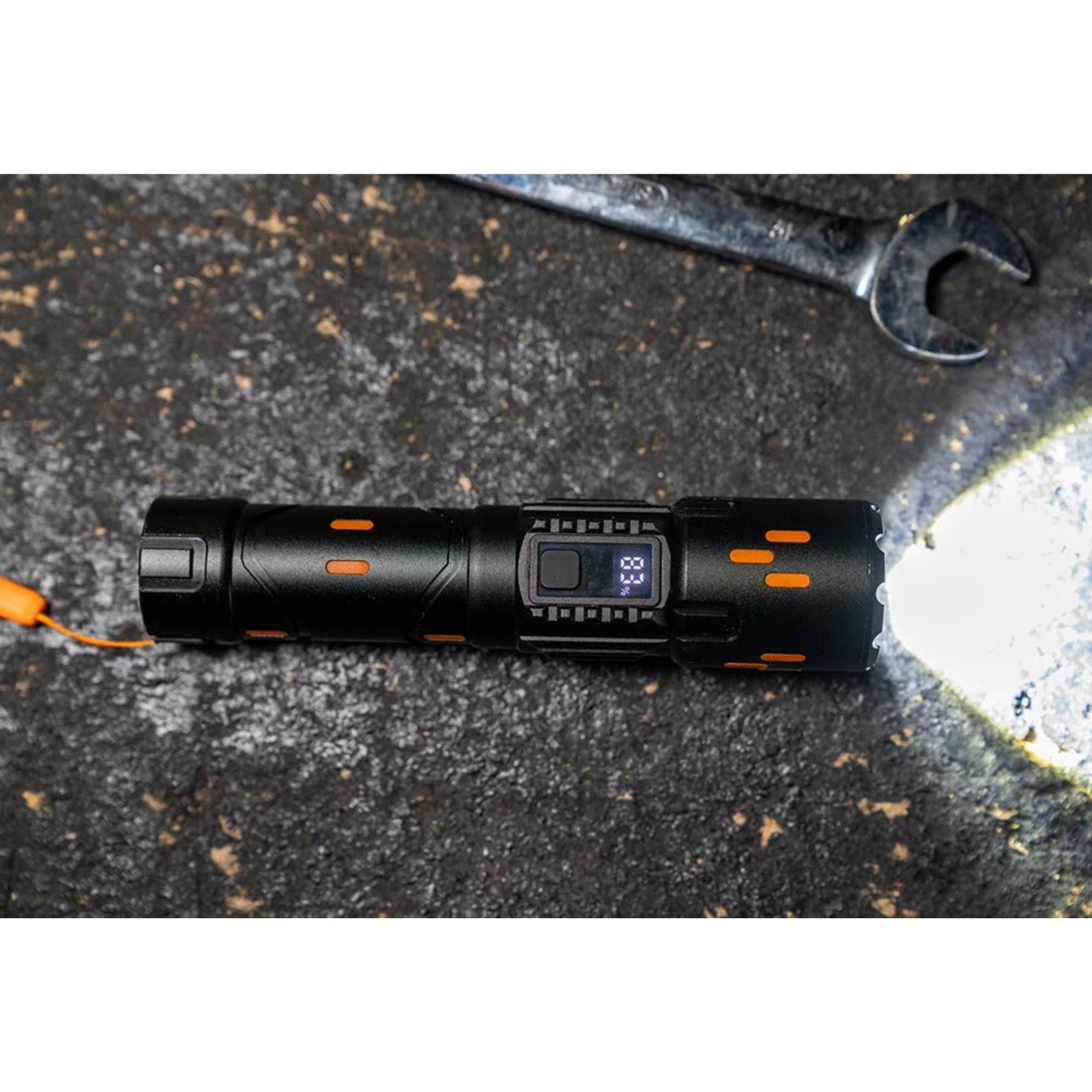 Wildtrak Rechargeable 5-Modes Flashlight 1500L, Glow in the Dark