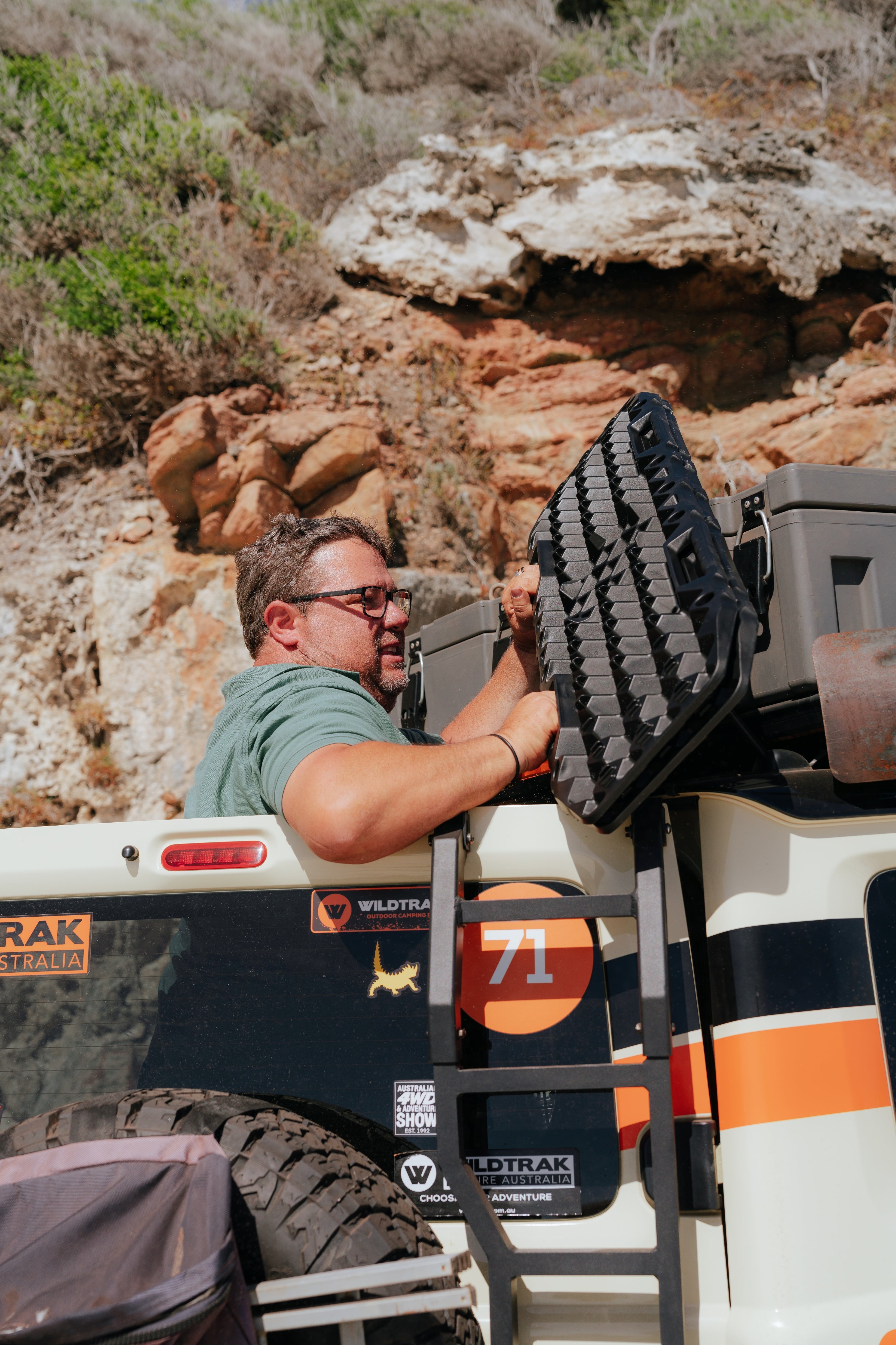 4WD Flex Recovery Traks Heavy Duty 10,000KG UV-Stabilised, Mounting Kit and Straps 33x103cm