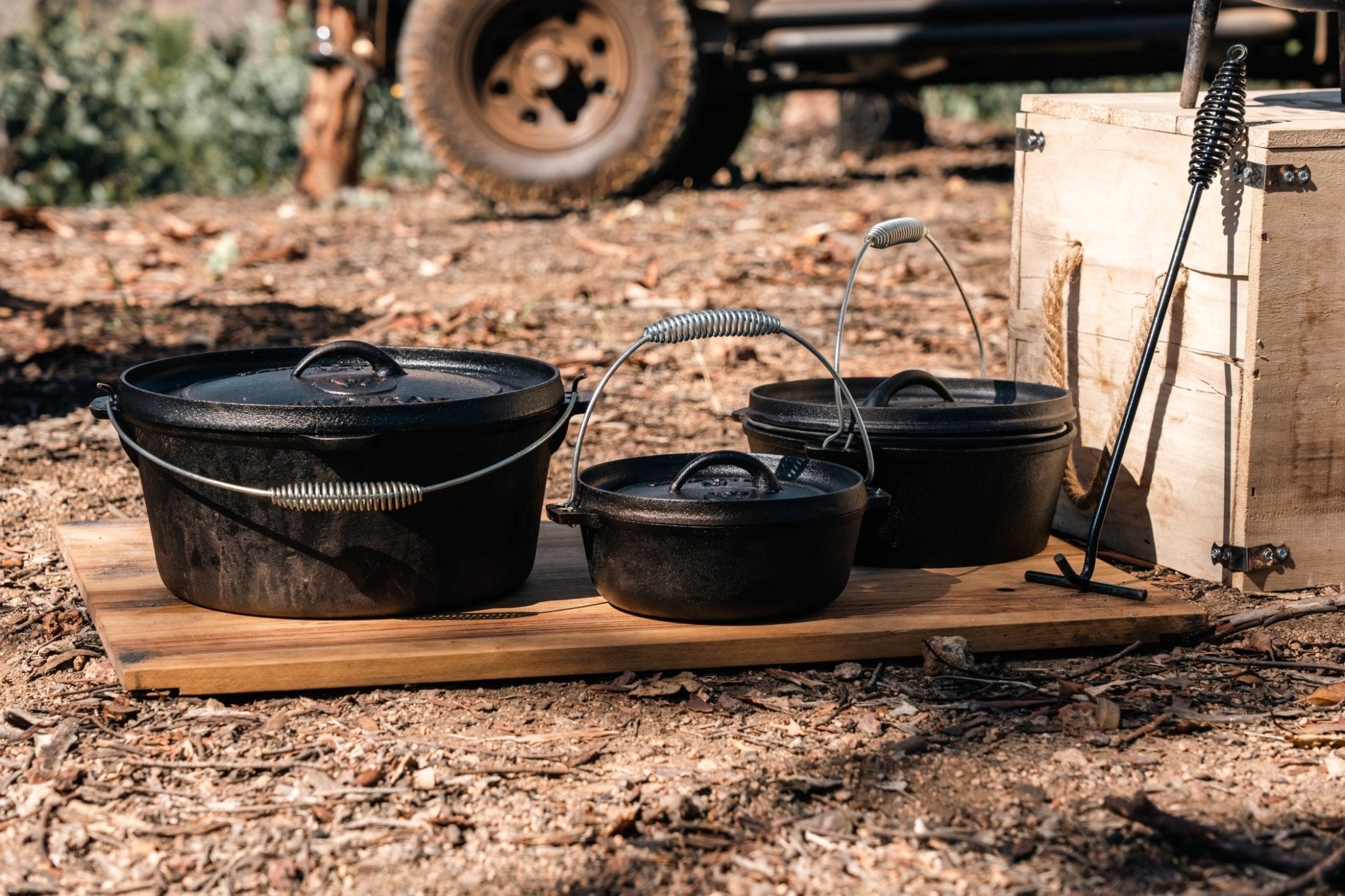 Cast Iron 4.5 Quart Heavy Duty Pre-Seasoned Round  Camp Oven with Lip and Handle