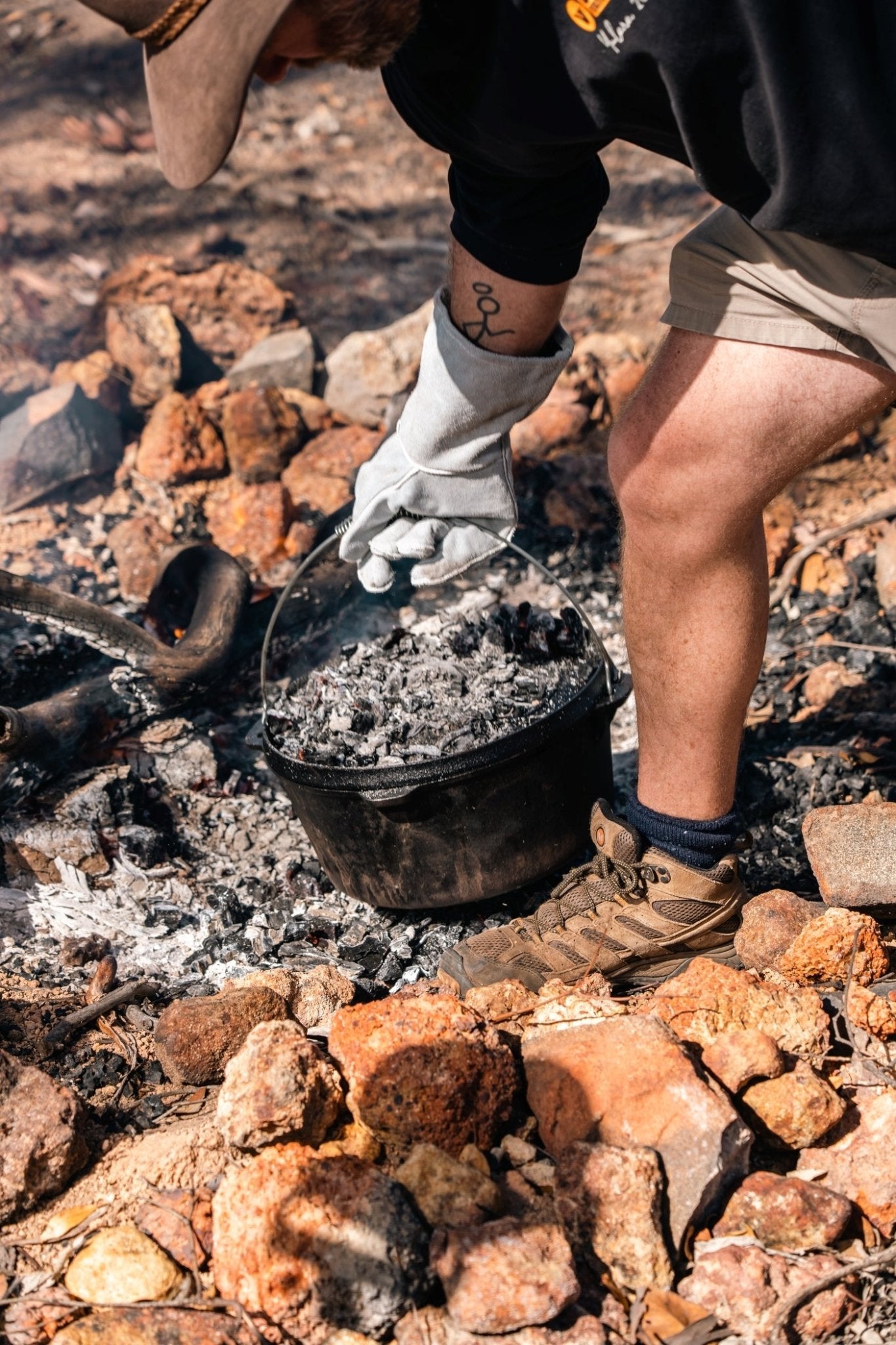 Cast Iron 9 Quart Heavy Duty Pre-Seasoned Round Camp Oven with Lip and Handle 31x16cm