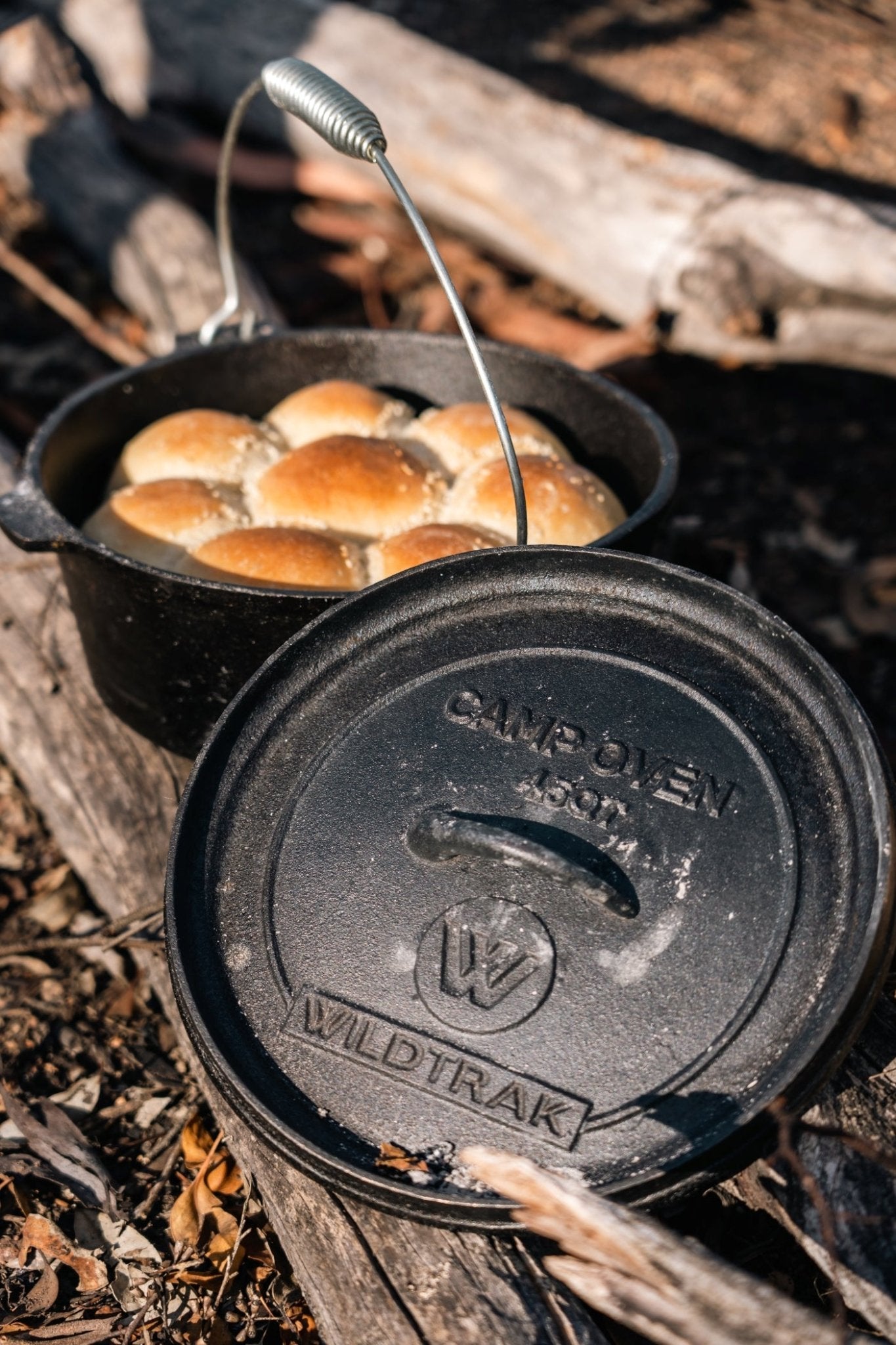 Cast Iron 4.5 Quart Heavy Duty Pre-Seasoned Round  Camp Oven with Lip and Handle