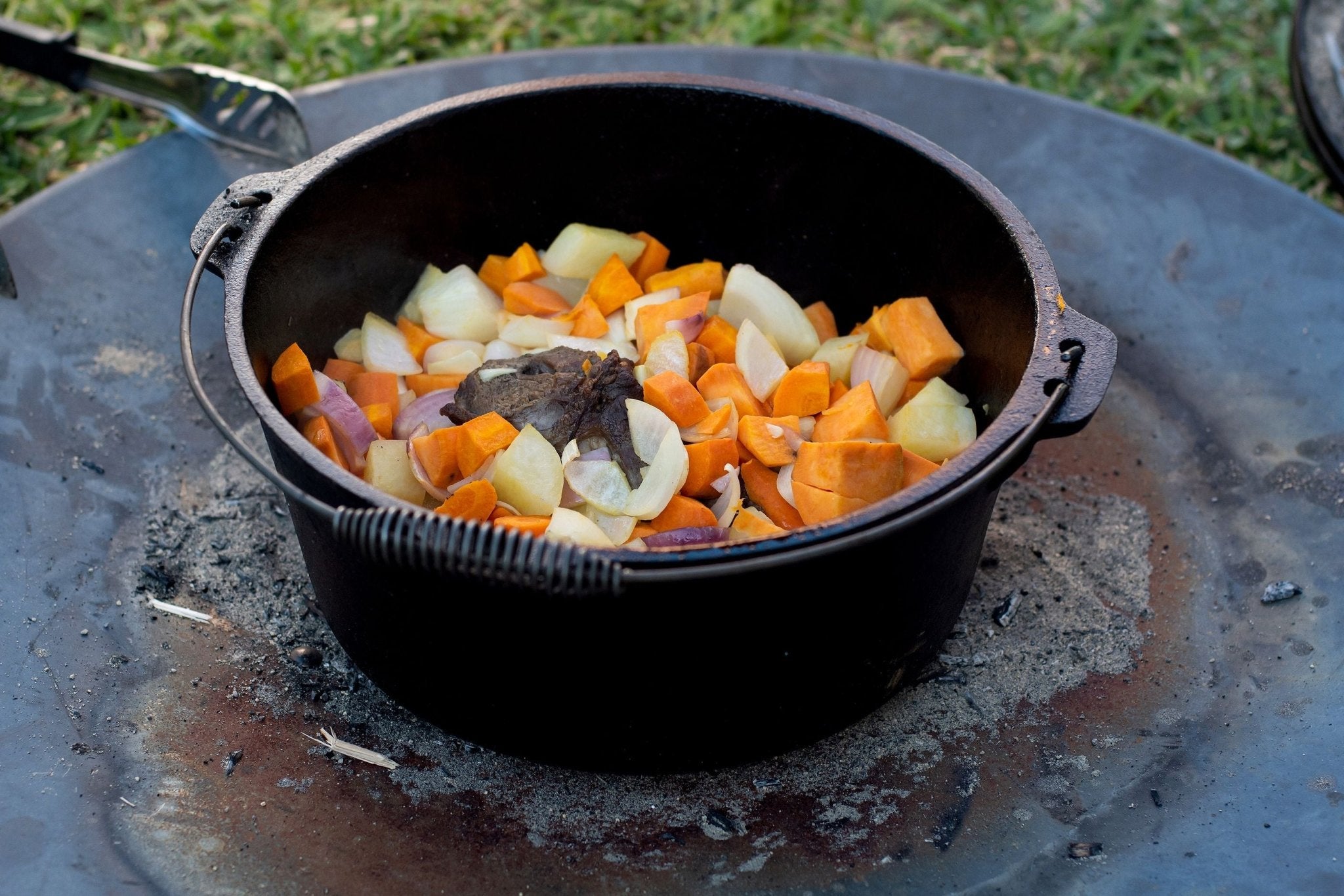 Cast Iron 12 Quart Heavy Duty Pre-Seasoned Round Camp Oven with Lip and Handle