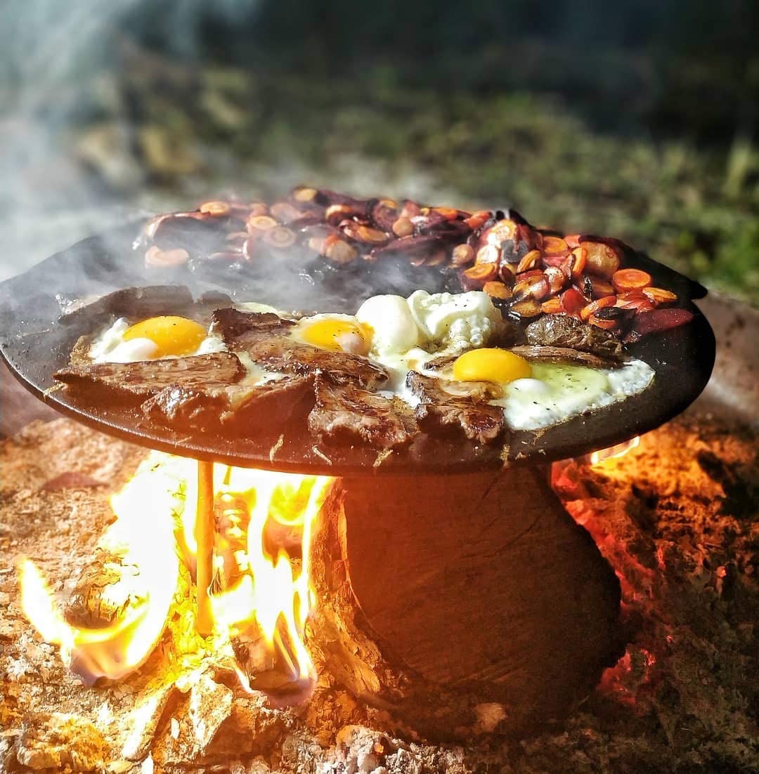 Pre-Seasoned Round Cast Iron BBQ Plate with Removable Legs 45cm